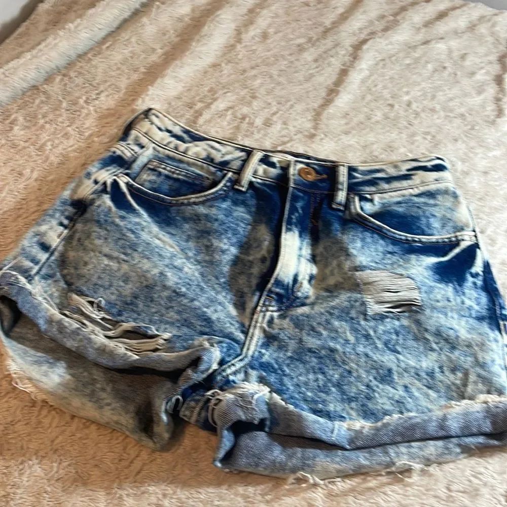 Forever 21 acid wash jean shorts size 26